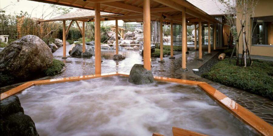 Suối nước nóng tại Công viên Nabana no Sato mang đến một ốc đảo yên bình, nơi mà bạn có thể hoàn toàn thả lỏng cơ thể và tâm trí
