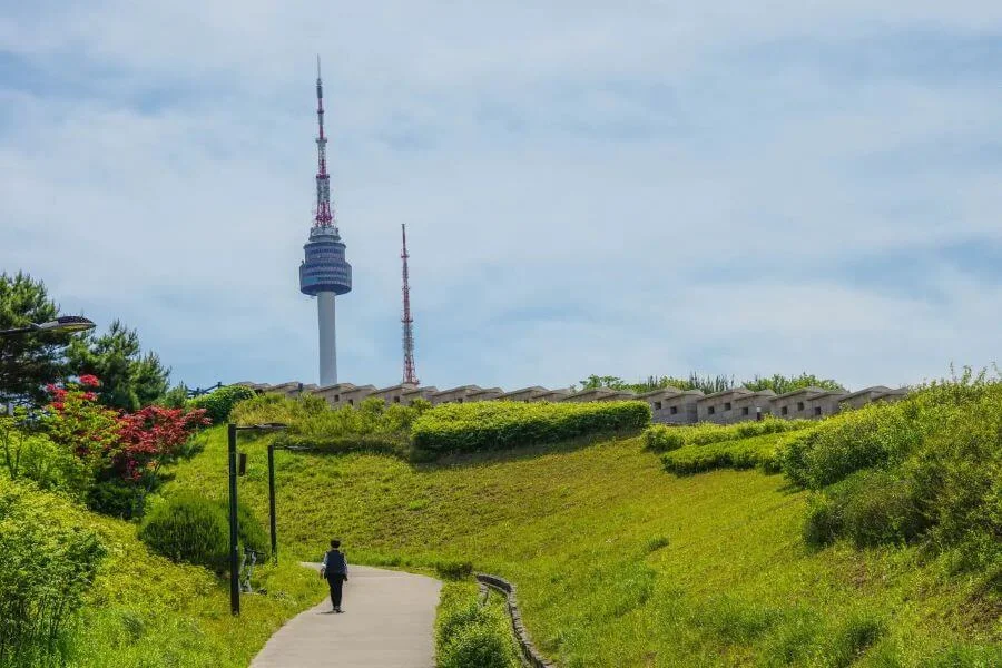 Công viên Namsan là điểm đến lý tưởng cho những ai muốn trốn khỏi sự ồn ào của thành phố và tìm về với thiên nhiên