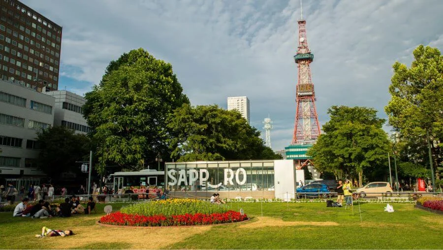 Tháp truyền hình Sapporo, tọa lạc ở đầu phía đông của công viên, cũng là một biểu tượng của thành phố