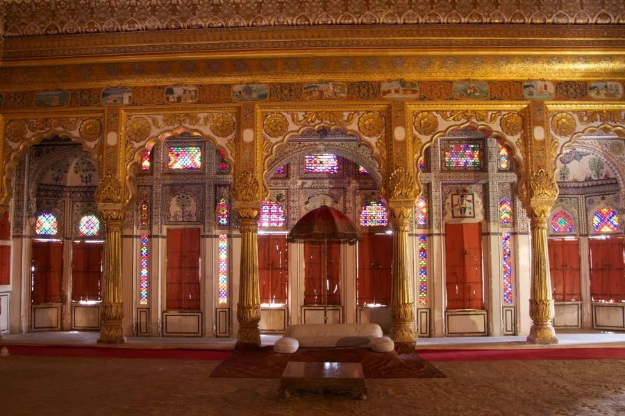 Kiến trúc nội thất xa hoa và tráng lệ bên trong Cung điện Hawa Mahal