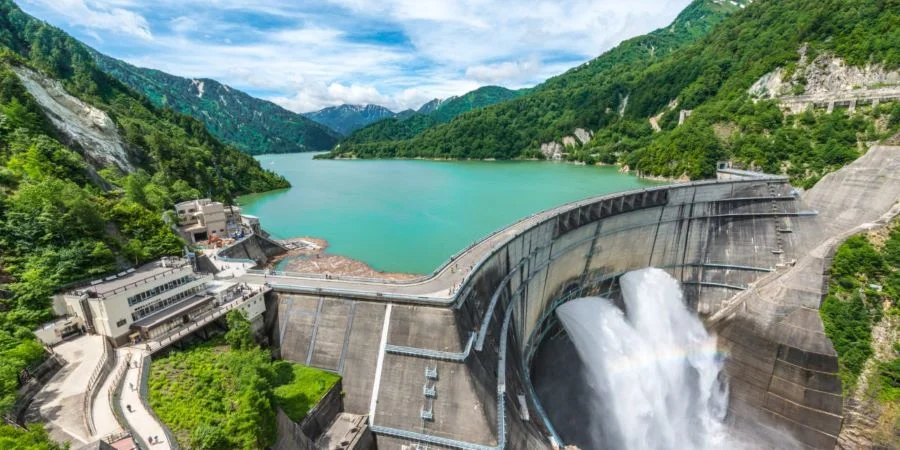Đập thủy điện Kurobe có màu xanh tựa như một viên ngọc lớn