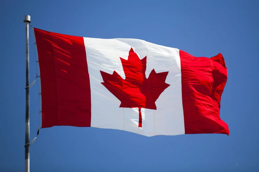 Hình ảnh lá phong đỏ xuất hiện trên quốc kỳ của đất nước Canada xinh đẹp