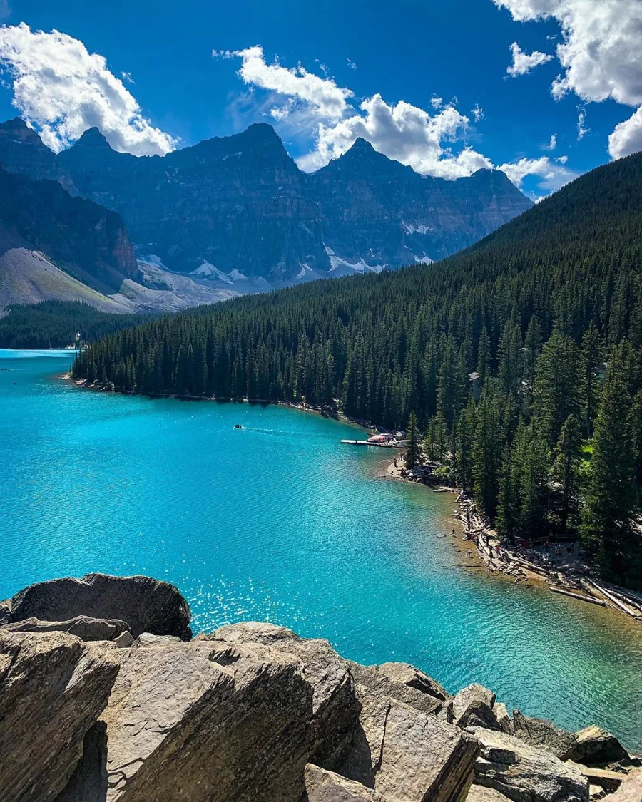 Với hơn 2 triệu hồ nước lớn nhỏ, Canada sở hữu nhiều điểm đến du lịch xinh đẹp nổi tiếng trên thế giới