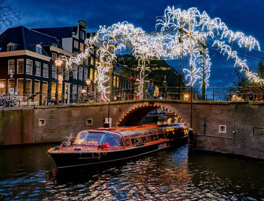 Mọi góc phố tại Amsterdam đều được trang hoàng bằng ánh sáng vô cùng lộng lẫy