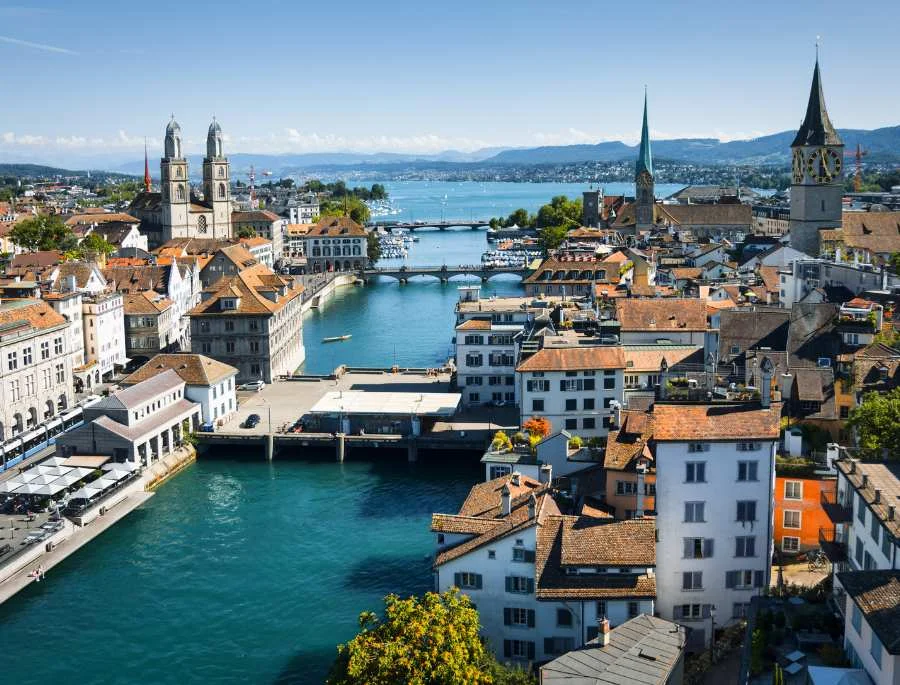 Zurich là thành phố lớn nhất tại Thụy Sĩ với vẻ đẹp cổ kính kết hợp cùng những hồ nước trong xanh