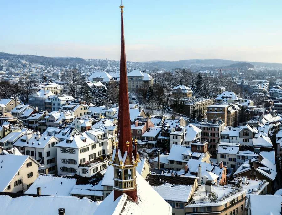 Mùa đông là mùa đẹp nhất tại Zurich khi những bông tuyết tắng bắt đầu nhẹ rơi