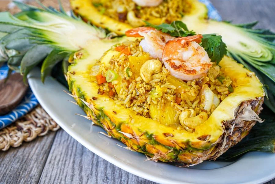  Khao Pad thường được phục vụ bên trong trái thơm được cắt tỉa tinh tế