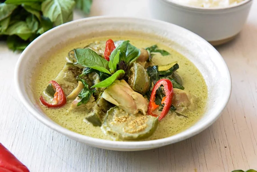Geng Kheaw Wan Gai có vị cay nồng đặc trưng, rất thích hợp với những du khách thích ăn cay