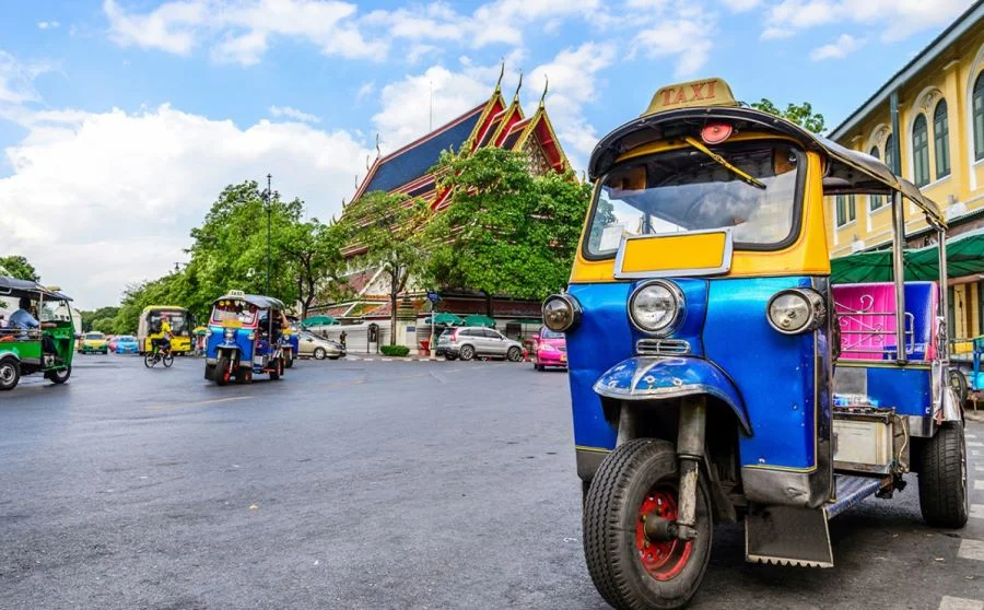 Du khách có thể di chuyển bằng xe Tuk-tuk để đến phố cổ Phuket