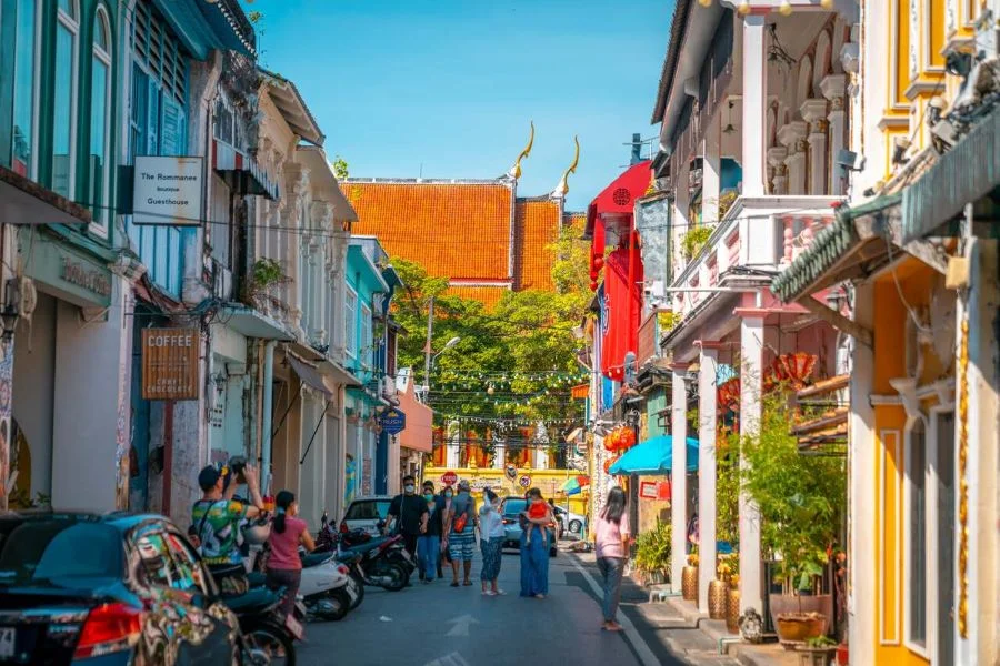 Phố cổ Phuket là một trong những điểm đến sầm uất và đông vui nhất tại thành phố đảo
