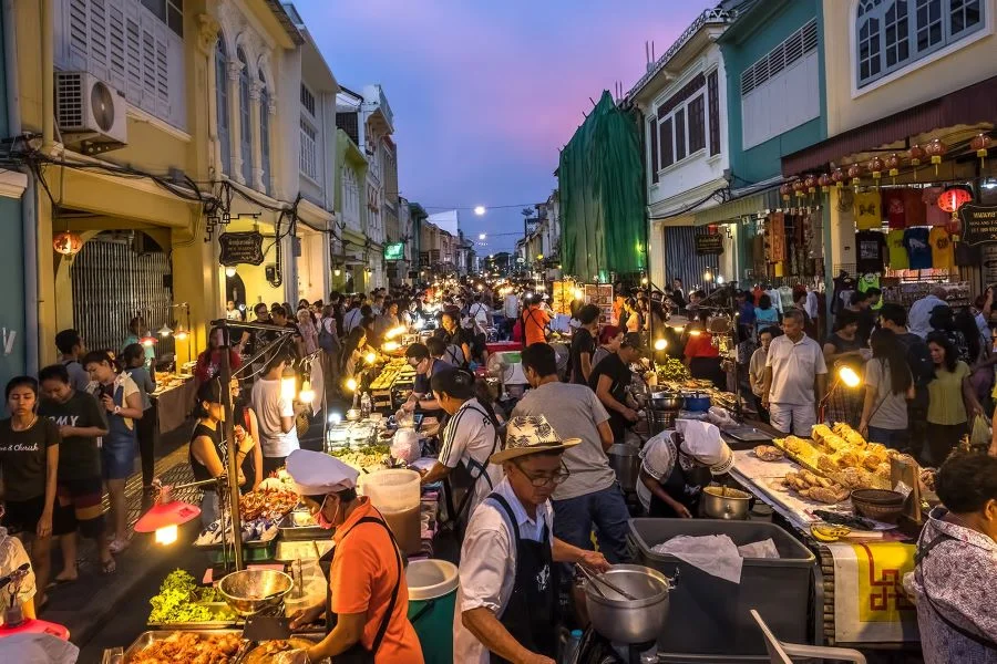 Dừng chân tại Phố cổ Phuket, du khách có thể thưởng thức những món ngon đến từ nhiều quốc gia trên thế giới