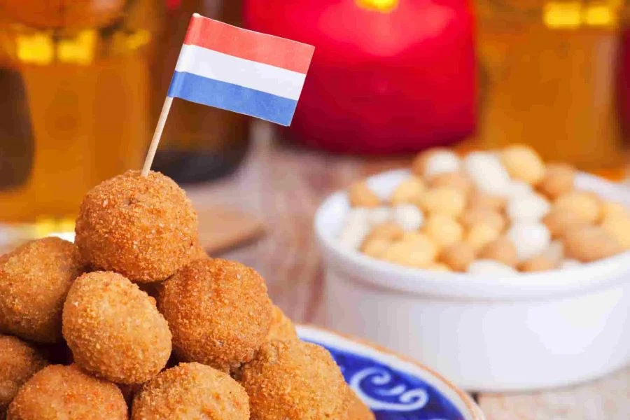 Bitterballen là một trong những món ăn thơm ngon hấp dẫn tại Hà Lan
