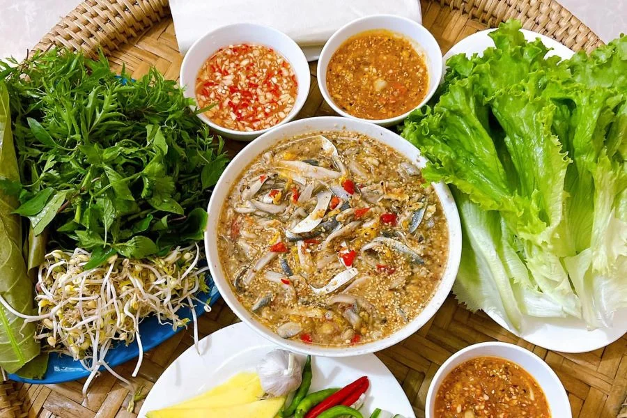 Gói cá Nam Ô Đà Nẵng là sự kết hợp tinh tế giữa thịt cá trích tươi ngon và gia vị trộn đậm đà