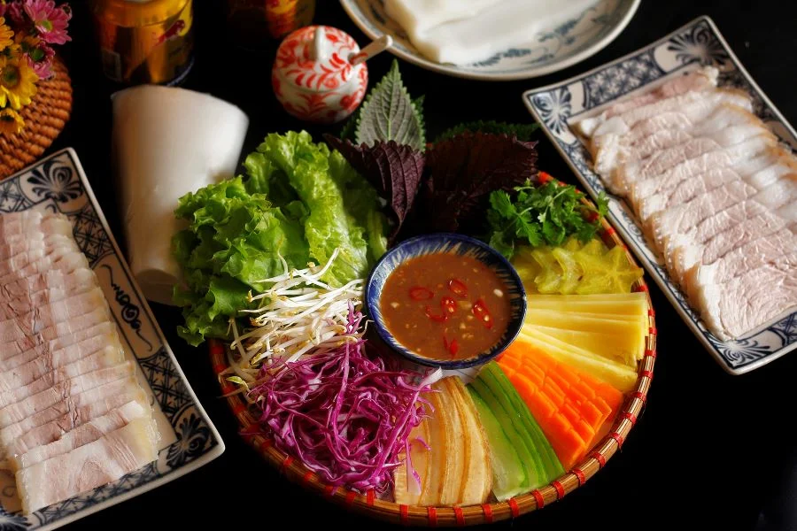 Bánh tráng cuốn thịt heo hai đầu da là món ngon Đà Nẵng nổi tiếng “càng ăn càng ghiền”