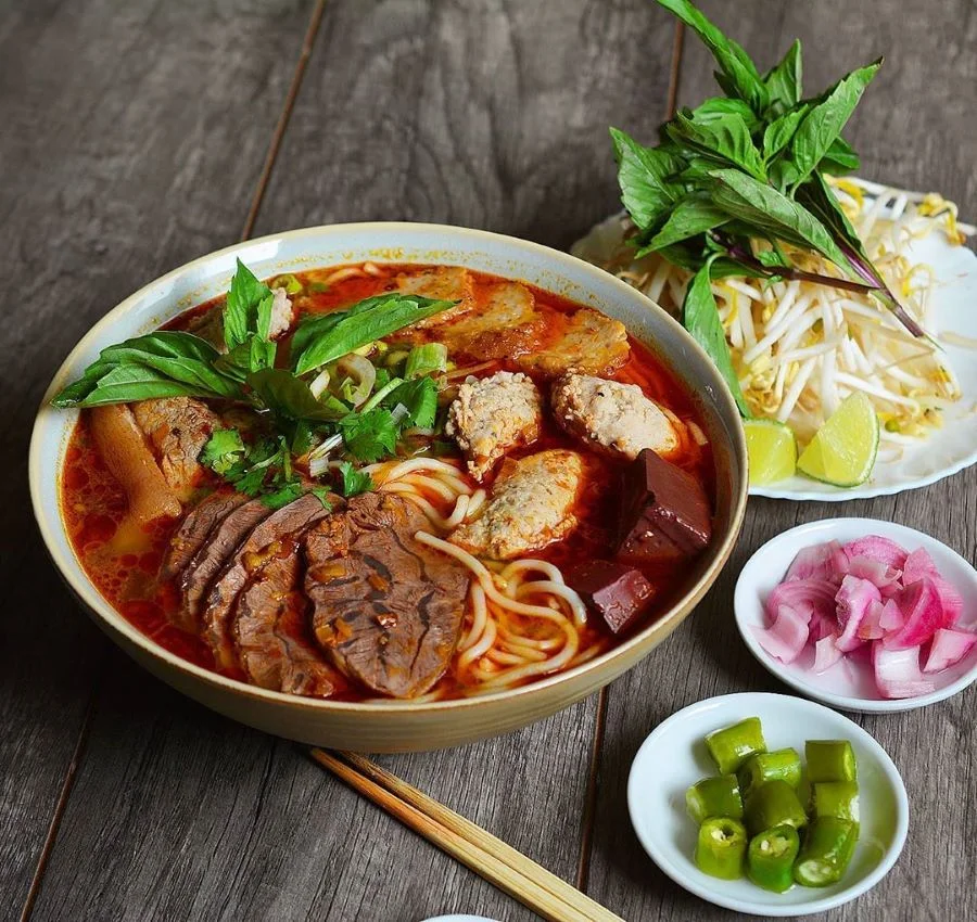 Bún bò Huế mang hương vị đậm đà, cay nhẹ đặc trưng của ẩm thực miền Trung 