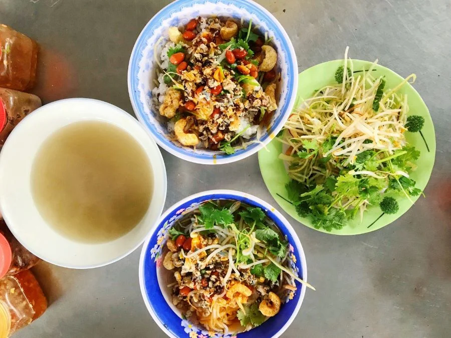 Cơm hến trở thành đặc sản Huế nhờ hương vị thơm ngon khác biệt