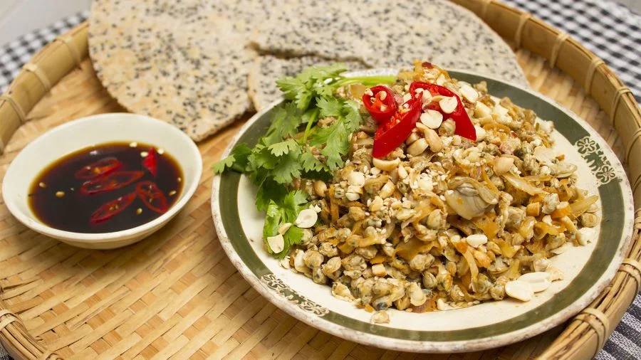 Hến xúc bánh tráng tưởng đơn giản nhưng lại khiến người ta muốn ăn mãi không ngừng