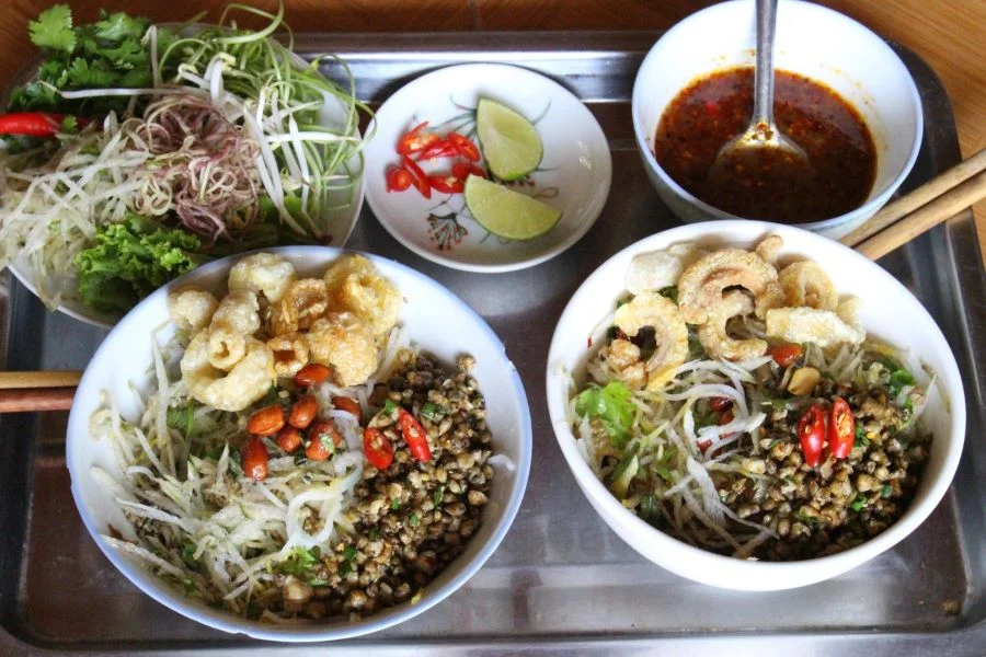 Tô bún hến Huế được nêm nếm gia vị khá đậm đà chinh phục những thực khách khó tính nhất