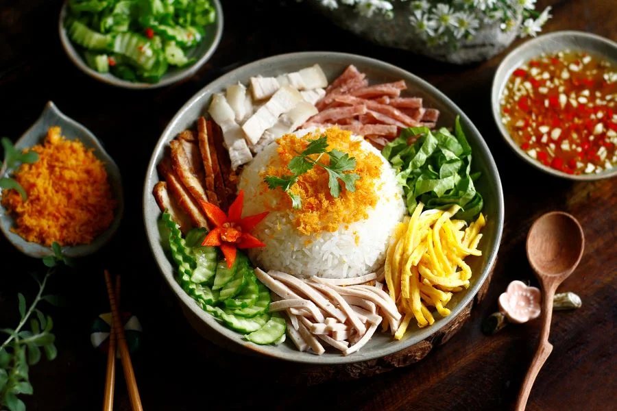 Cơm âm phủ nghe tên có vẻ kỳ bí nhưng lại mang hương vị cùng màu sắc khá bắt mắt
