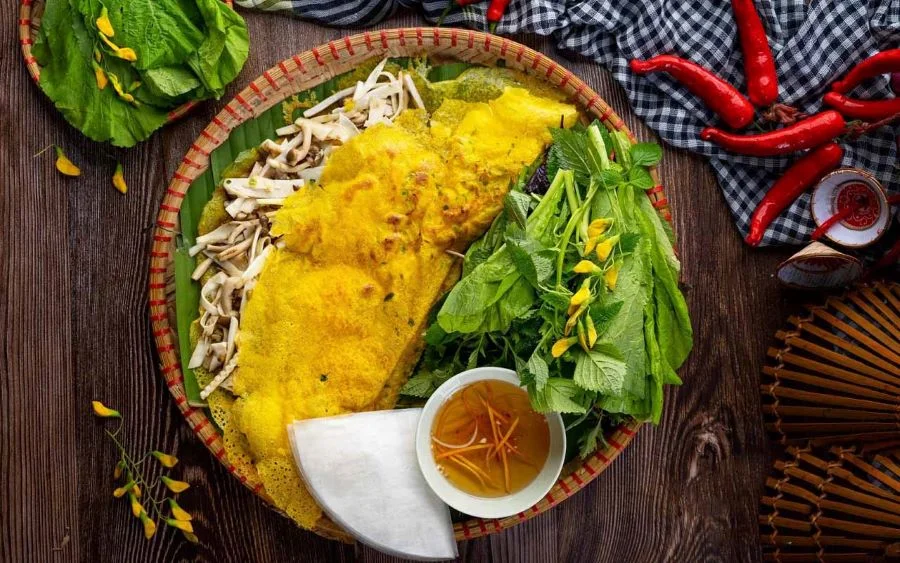 Bánh xèo miền Tây là loại bánh được bà con vùng sông nước ưa chuộng bởi hương vị thơm ngon hấp dẫn 