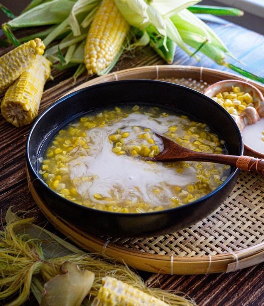 Chè bắp là sự kết hợp hoàn hảo của ngọt vị bắp và béo ngậy của nước cốt dừa