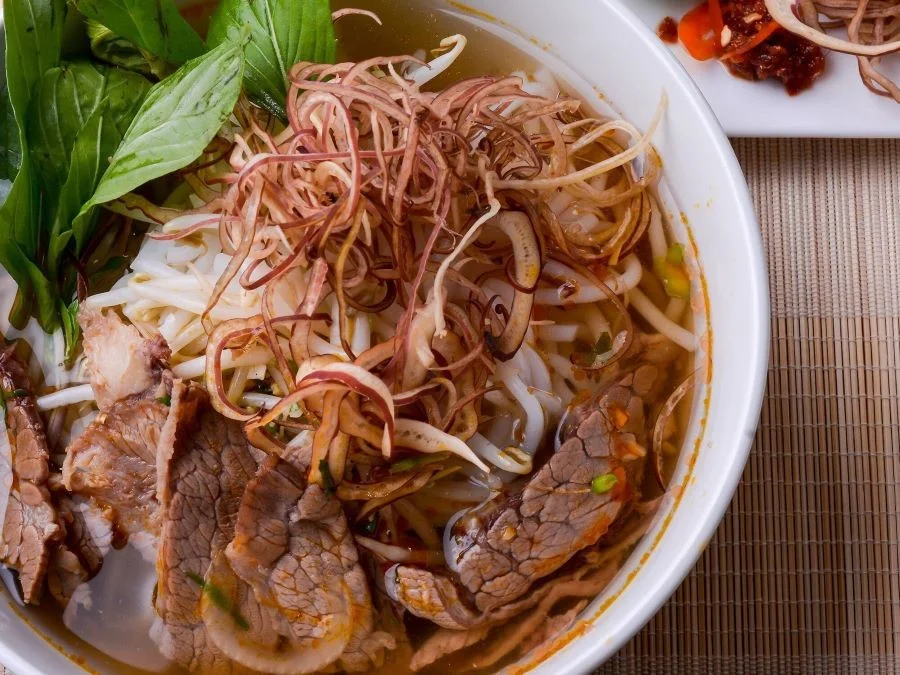 Bún bò Huế được dùng kèm với nhiều loại rau khác nhau