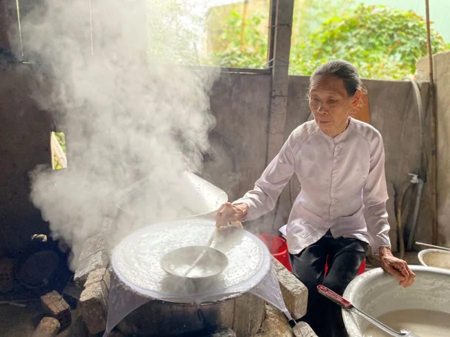 Bánh tráng Hòa Đa được làm từ làng nghề bánh tráng Hòa Đa lâu đời 