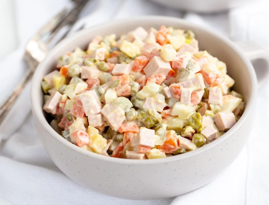 Món ăn Salad Olivier là sự kết hợp của nhiều loại nguyên liệu khác nhau