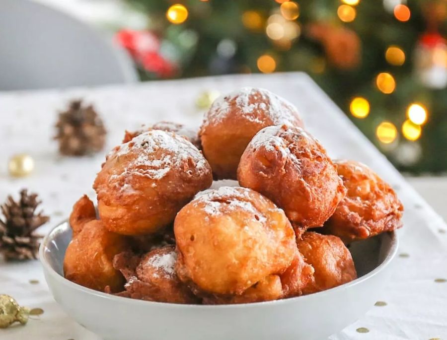Bánh Oliebollen được làm từ một hỗn hợp bao gồm bột mì, trứng, sữa, men, bột nở,.. và có hình tròn xinh xắn