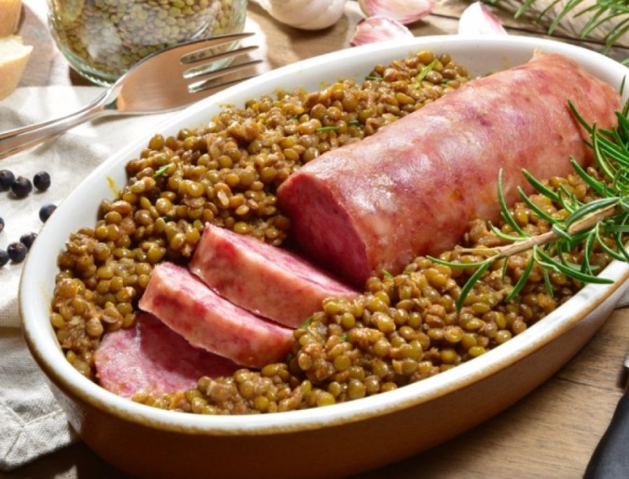 Cotechino con Lenticchie là món ăn truyền thống bao gồm xúc xích kèm với đậu lăng.