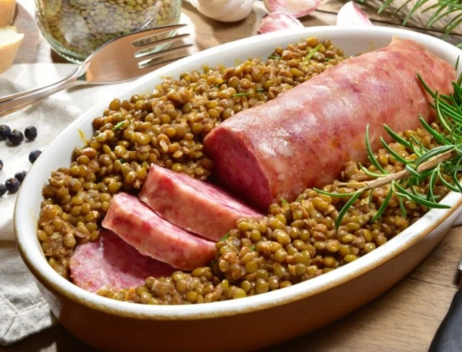 Cotechino con Lenticchie là món ăn truyền thống bao gồm xúc xích kèm với đậu lăng.