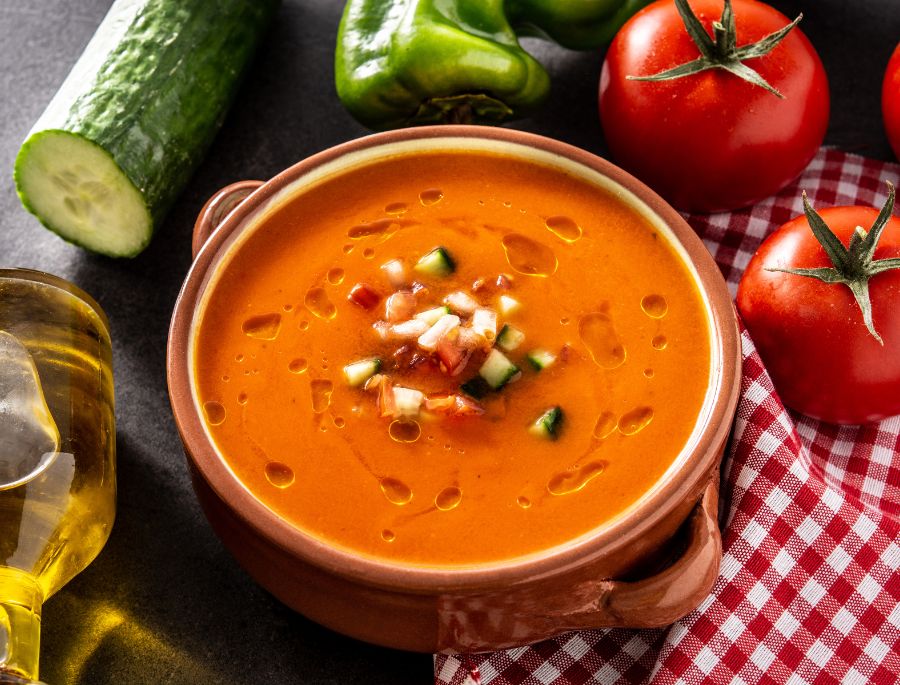 azpacho là một món súp lạnh được dùng trong khai vị của người dân xứ sở bò tót