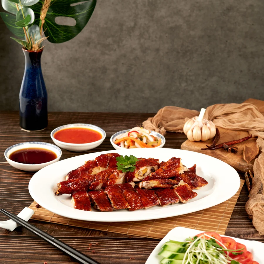 Vịt quay là một đặc sản ẩm thực nổi tiếng có nguồn gốc từ Trung Hoa