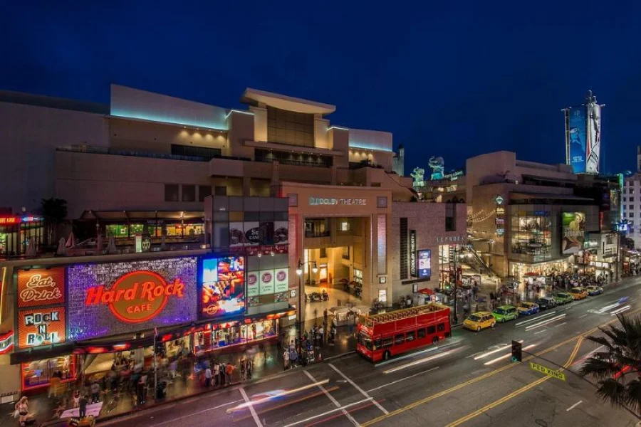 Hollywood & Highland không chỉ đơn thuần là một trung tâm thương mại mà còn là một điểm đến giải trí hàng đầu tại Los Angeles