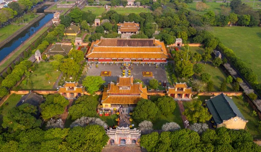 Đại Nội Kinh Thành Huế thuộc quần thể di tích cố đô Huế, được xây dựng và bảo tồn từ thời nhà Nguyễn