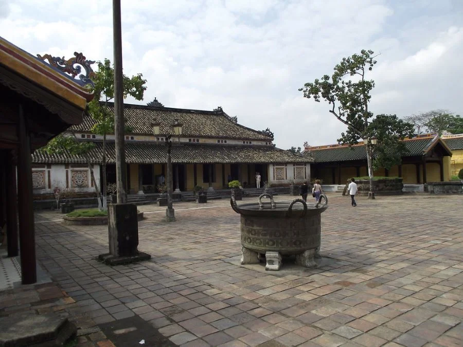 Tả Vu và Hữu Vu là hai công trình xây dựng từ đầu thế kỷ 19, đặt ngay trước cổng điện Cần Chánh Tòa