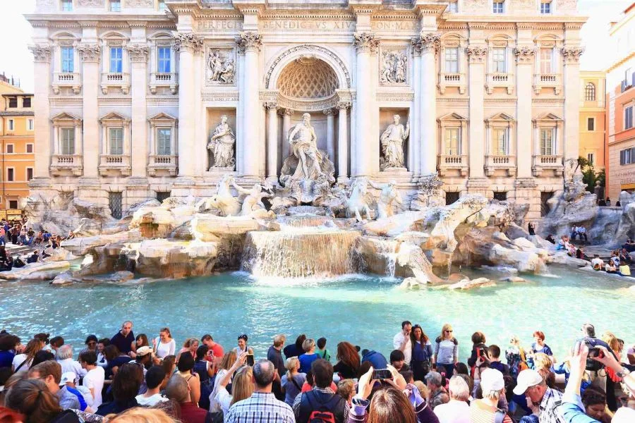 Đài phun nước Trevi thu hút lượng lớn du khách ghé thăm mỗi năm