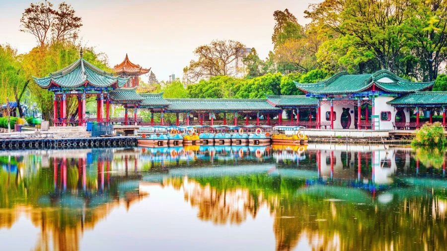 Côn Minh là thủ phủ của tỉnh Vân Nam, sở hữu cảnh quan thiên nhiên tươi đẹp mỹ miều 