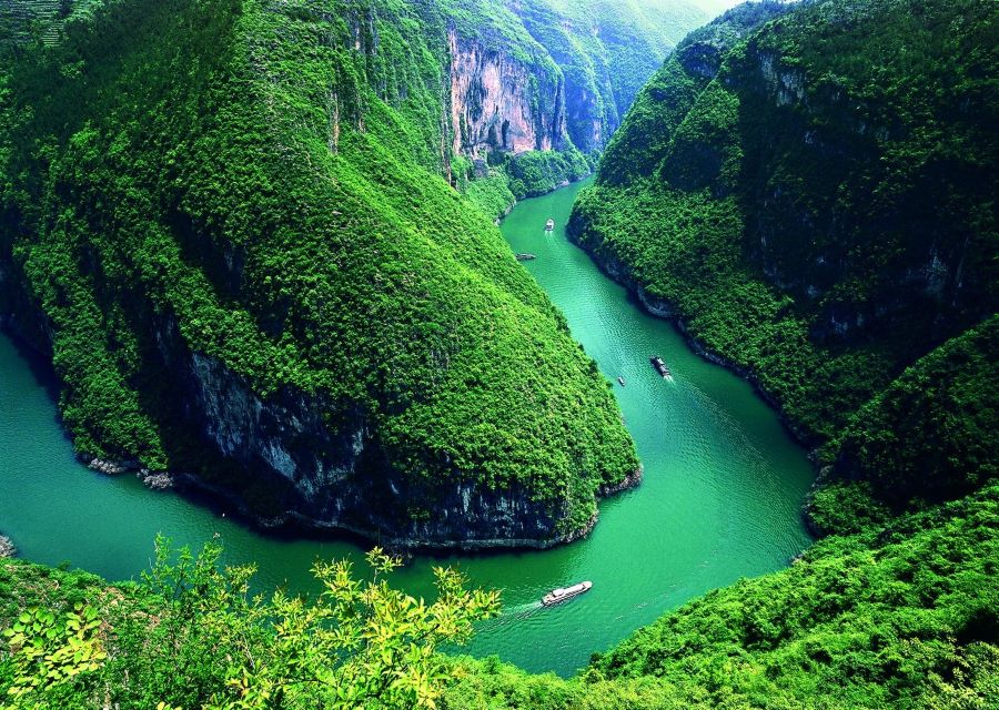 Dòng sông Dương Tử nổi bật giữa không trung bởi màu nước xanh ngát xanh, trong veo như mắt trẻ thơ, yên bình đến lạ thường