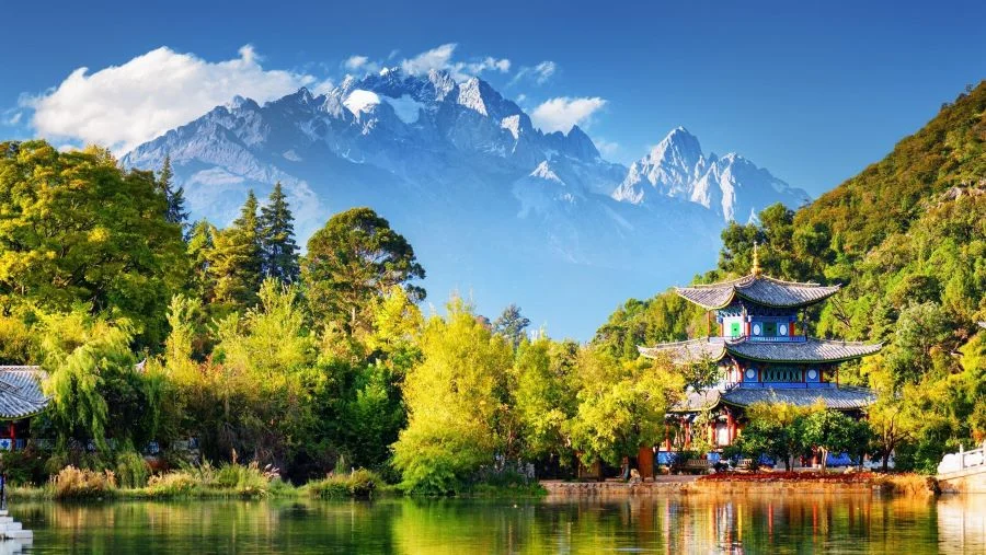 Thung lũng Shangrila được bao quanh bởi đồi núi nhấp nhô trùng điệp và những hồ nước trong xanh 
