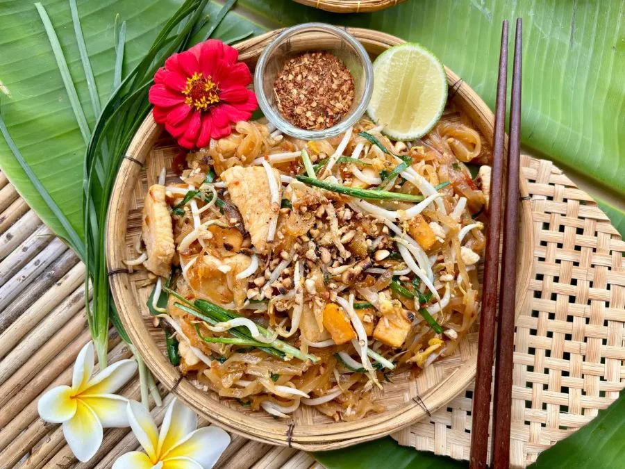 Pad Thái với vị chua của chanh, vị đậm đà của nước mắm thêm chút cay cay của ớt, đem đến cho thực khách một trải nghiệm đáng nhớ