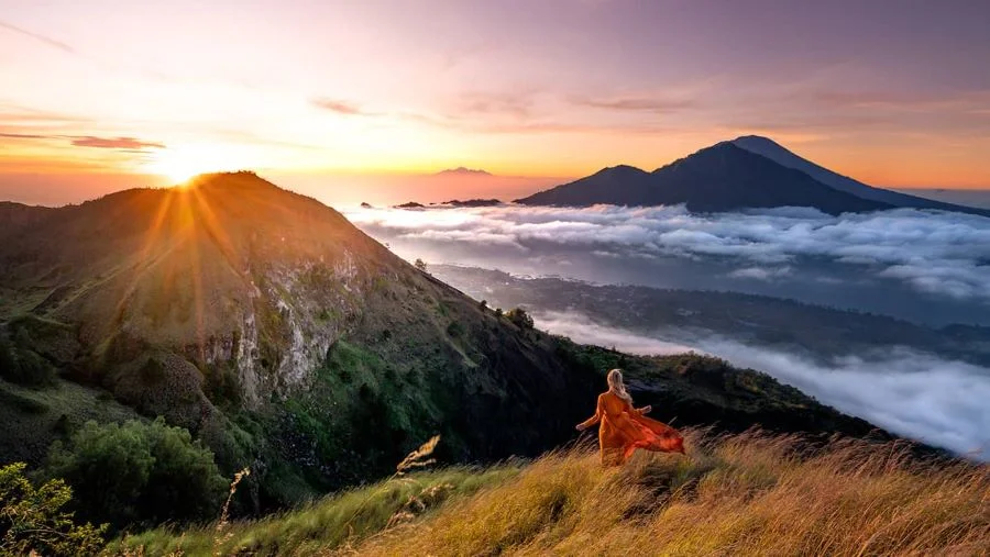 Những tia nắng đầu tiên của ngày mới nhuộm hồng cả bầu trời tạo nên một bức tranh thiên nhiên vô cùng tráng lệ