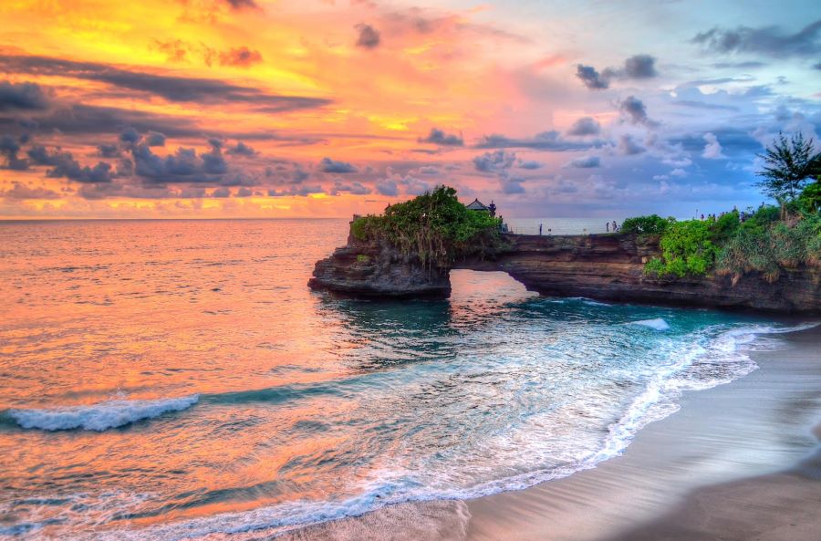 Ngắm hoàng hôn lãng mạn tại đền Tanah Lot