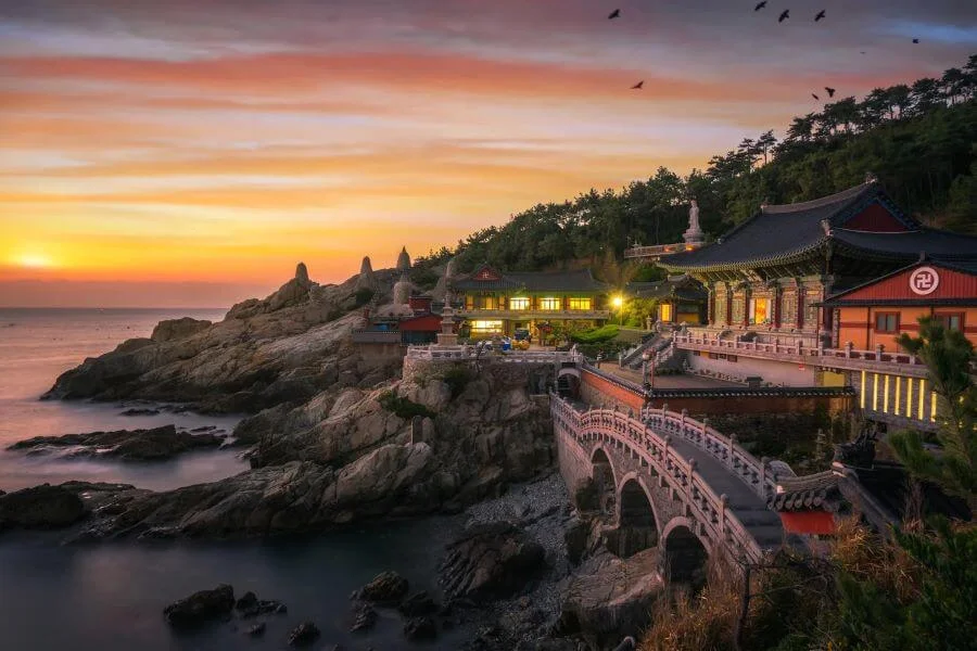 Vào lúc bình minh hoặc hoàng hôn, cảnh biển ở Haedong Yonggungsa càng trở nên quyến rũ hơn bao giờ hết