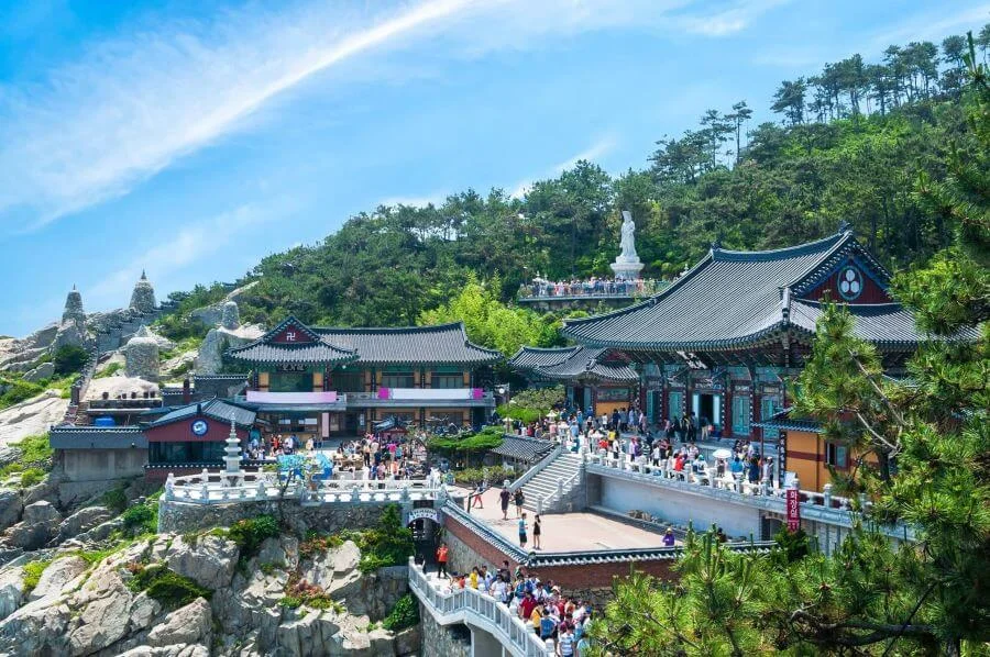 Đền Haedong Yonggungsa là một ngôi đền Phật giáo độc đáo và nổi tiếng với vị trí tuyệt đẹp bên bờ biển