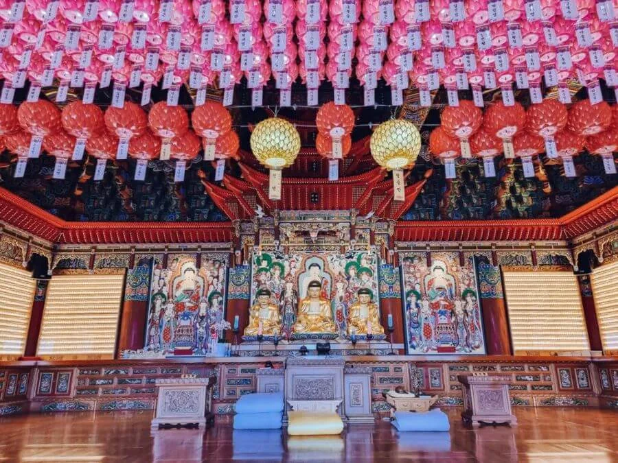 Điện chính Daeungjeon là trung tâm linh thiêng và là công trình kiến trúc nổi bật nhất trong khuôn viên đền Haedong Yonggungsa