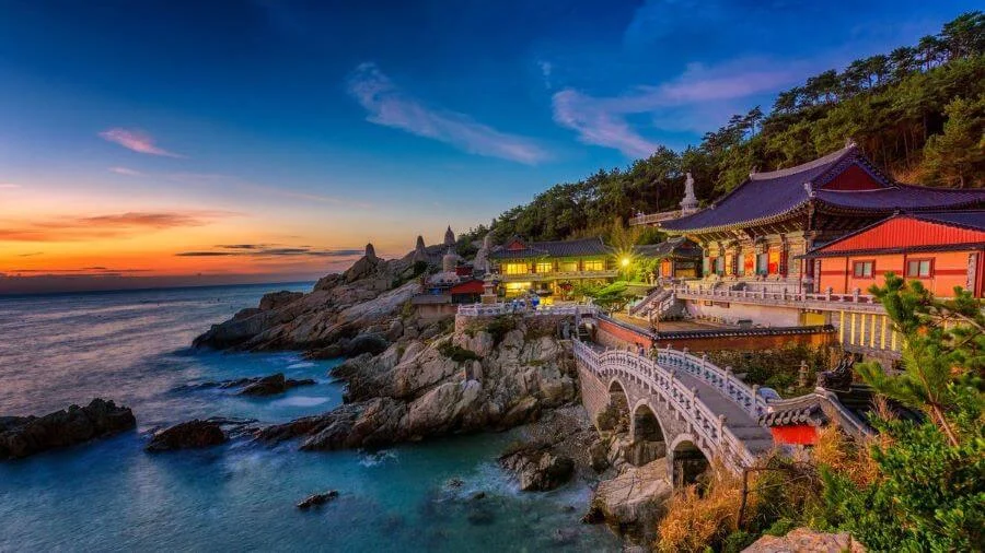 Chùa Haedong Yonggungsa là một điểm đến lý tưởng để chiêm ngưỡng bức tranh thiên nhiên tuyệt đẹp bên bờ biển