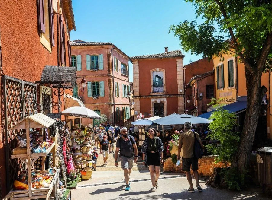 Làng Roussillon với dãy nhà sắc hồng, nâu, vàng dưới chân Monts de Vaucluse
