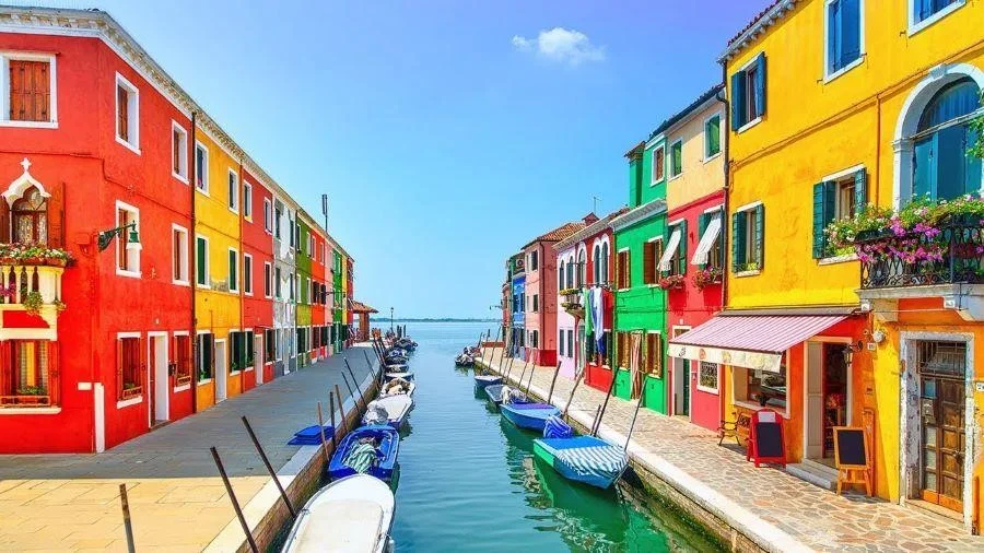 Những ngôi nhà sơn nhiều màu sắc rực rỡ trên đảo Burano