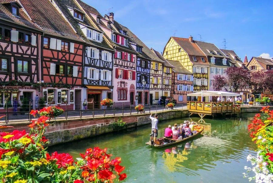 Nhà gỗ mái ngói nâu đỏ và tường sắc màu rực rỡ tại thị trấn Colmar